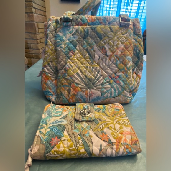 Vera Bradley Cotton Multi-compartment  Purse & wallet 
Rain Forest Canopy - Picture 1 of 11